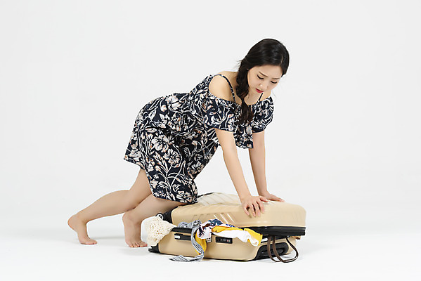 포토 JPG 스튜디오촬영 전신 우먼라이프 원피스 여자 해외여행 여행 휴가 실내 한명 누끼 20대 청년 성인 옆모습 캐주얼 여름 여름휴가 바캉스 청춘 한국인 짐 닫기 누름 즐거움 흰배경 짐싸기 넣기 수화물 여행준비 힘듦 성인여자한명만 국내포토 1 해외 라이프스타일 옷 계절 감정 뷰포인트 백그라운드 컨셉 모션 사람 동양인 내부 흰색 준비 여자한명만 성인여자만 파일형식 여름_계절