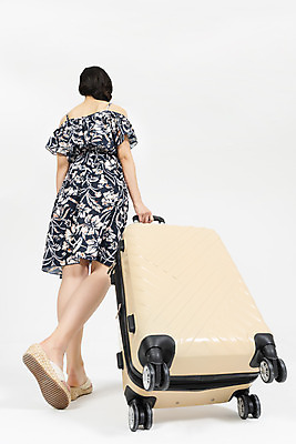포토 JPG 스튜디오촬영 전신 우먼라이프 원피스 여자 로우앵글 해외여행 여행 휴가 실내 한명 누끼 20대 청년 성인 뒷모습 캐주얼 여름 여름휴가 바캉스 청춘 걷기 캐리어 한국인 짐 즐거움 흰배경 수화물 여행준비 성인여자한명만 국내포토 1 해외 라이프스타일 옷 계절 감정 뷰포인트 백그라운드 컨셉 모션 사람 동양인 내부 여행가방 흰색 준비 여자한명만 성인여자만 파일형식 여름_계절