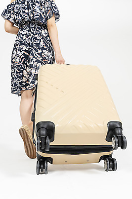 포토 JPG 스튜디오촬영 우먼라이프 원피스 여자 로우앵글 해외여행 여행 휴가 실내 한명 누끼 20대 청년 성인 뒷모습 캐주얼 여름 여름휴가 바캉스 청춘 걷기 캐리어 한국인 하반신 짐 즐거움 흰배경 수화물 여행준비 성인여자한명만 국내포토 1 해외 라이프스타일 옷 계절 감정 뷰포인트 백그라운드 컨셉 모션 사람 동양인 내부 여행가방 흰색 준비 여자한명만 성인여자만 파일형식 여름_계절