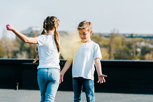 포토 JPG 주간 서양인 외국인 여자 어린이교육 교육 남자 어린이라이프 어린이 장난 미술 서기 소녀 소년 상반신 야외 두명 앞모습 뒷모습 컬러풀 글로벌 던지기 가루 즐거움 미술교육 천진난만 어린이만 더스트파티클 국내포토 자연요소 라이프스타일 감정 뷰포인트 컬러 컨셉 모션 문화예술 사람 인종 파일형식