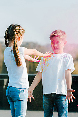 포토 JPG 주간 서양인 외국인 여자 어린이교육 교육 남자 어린이라이프 어린이 장난 미술 서기 소녀 소년 상반신 야외 두명 앞모습 뒷모습 컬러풀 글로벌 던지기 가루 즐거움 미술교육 천진난만 어린이만 더스트파티클 국내포토 자연요소 라이프스타일 감정 뷰포인트 컬러 컨셉 모션 문화예술 사람 인종 파일형식