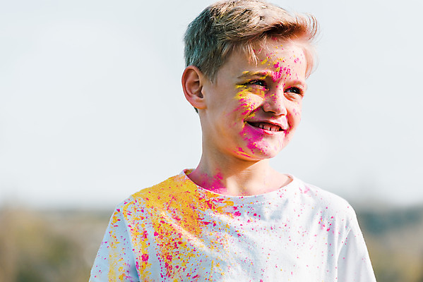 포토 JPG 주간 서양인 외국인 백인 응시 어린이교육 교육 남자 어린이라이프 어린이 장난 미술 한명 서기 미소 소년 상반신 야외 앞모습 컬러풀 글로벌 가루 즐거움 미술교육 천진난만 소년한명만 국내포토 자연요소 1 라이프스타일 시선 감정 뷰포인트 컬러 컨셉 모션 문화예술 표정 사람 인종 남자한명만 소년만 파일형식