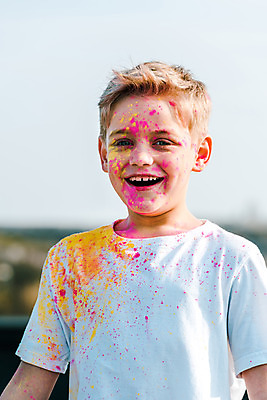 포토 JPG 주간 서양인 외국인 백인 어린이교육 교육 남자 어린이라이프 어린이 장난 미술 한명 서기 미소 소년 상반신 야외 앞모습 컬러풀 글로벌 가루 즐거움 미술교육 천진난만 소년한명만 국내포토 자연요소 1 라이프스타일 감정 뷰포인트 컬러 컨셉 모션 문화예술 표정 사람 인종 남자한명만 소년만 파일형식