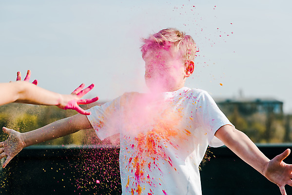 포토 JPG 주간 서양인 외국인 손 여자 어린이교육 교육 남자 어린이라이프 어린이 장난 팔벌리기 미술 서기 소녀 소년 상반신 야외 두명 앞모습 신체부위 컬러풀 글로벌 던지기 가루 즐거움 미술교육 천진난만 어린이만 더스트파티클 국내포토 자연요소 라이프스타일 감정 뷰포인트 컬러 컨셉 모션 문화예술 사람 인종 파일형식