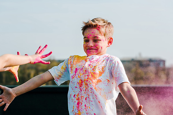 포토 JPG 주간 서양인 외국인 손 여자 어린이교육 교육 남자 어린이라이프 어린이 장난 팔벌리기 미술 서기 소녀 소년 상반신 야외 두명 앞모습 신체부위 컬러풀 글로벌 던지기 가루 즐거움 미술교육 천진난만 어린이만 더스트파티클 국내포토 자연요소 라이프스타일 감정 뷰포인트 컬러 컨셉 모션 문화예술 사람 인종 파일형식