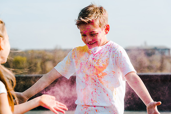 포토 JPG 주간 서양인 외국인 여자 어린이교육 교육 남자 어린이라이프 어린이 장난 팔벌리기 미술 서기 소녀 소년 상반신 야외 두명 앞모습 옆모습 컬러풀 글로벌 던지기 가루 즐거움 미술교육 천진난만 어린이만 더스트파티클 국내포토 자연요소 라이프스타일 감정 뷰포인트 컬러 컨셉 모션 문화예술 사람 인종 파일형식