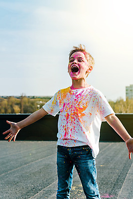 포토 JPG 주간 서양인 외국인 백인 어린이교육 교육 남자 어린이라이프 어린이 장난 팔벌리기 미술 한명 서기 소년 상반신 야외 앞모습 컬러풀 글로벌 외침 가루 즐거움 미술교육 천진난만 소년한명만 국내포토 자연요소 1 라이프스타일 감정 뷰포인트 컬러 컨셉 모션 문화예술 사람 인종 소리 남자한명만 소년만 파일형식
