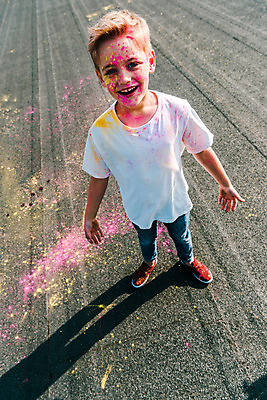 포토 JPG 주간 전신 서양인 외국인 백인 어린이교육 교육 남자 어린이라이프 어린이 장난 미술 한명 서기 미소 소년 야외 앞모습 하이앵글 컬러풀 글로벌 가루 즐거움 미술교육 천진난만 소년한명만 국내포토 자연요소 1 라이프스타일 감정 뷰포인트 컬러 컨셉 모션 문화예술 표정 사람 인종 남자한명만 소년만 파일형식