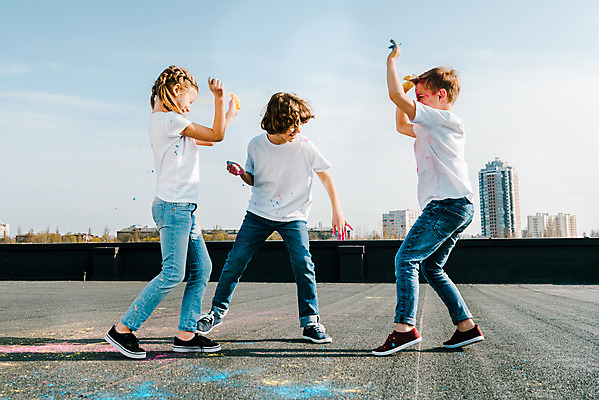 포토 JPG 주간 전신 서양인 외국인 여자 어린이교육 교육 남자 어린이라이프 어린이 장난 미술 서기 소녀 소년 야외 앞모습 옆모습 10대 세명 컬러풀 글로벌 던지기 가루 즐거움 미술교육 천진난만 어린이만 국내포토 자연요소 라이프스타일 감정 뷰포인트 컬러 컨셉 모션 청소년 문화예술 사람 인종 파일형식