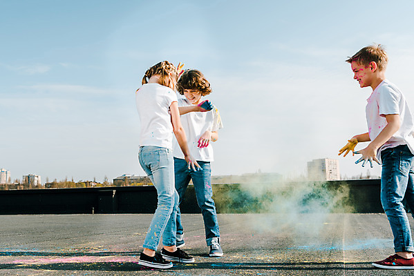포토 JPG 주간 전신 서양인 외국인 여자 어린이교육 교육 남자 어린이라이프 어린이 장난 미술 서기 소녀 소년 야외 앞모습 옆모습 10대 세명 컬러풀 글로벌 던지기 가루 즐거움 미술교육 천진난만 어린이만 더스트파티클 국내포토 자연요소 라이프스타일 감정 뷰포인트 컬러 컨셉 모션 청소년 문화예술 사람 인종 파일형식
