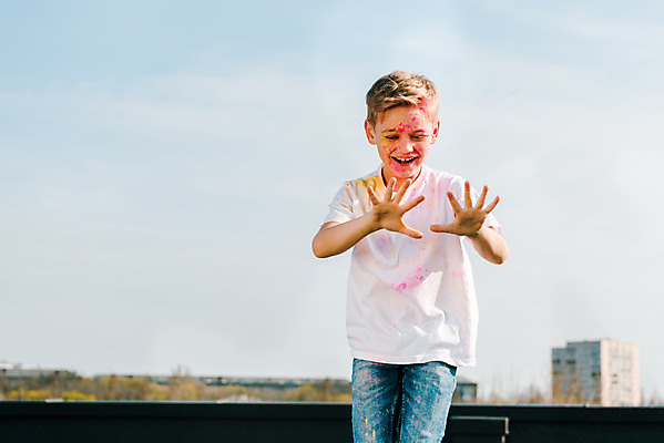 포토 JPG 주간 서양인 외국인 백인 어린이교육 교육 남자 어린이라이프 어린이 장난 미술 한명 서기 미소 소년 상반신 야외 앞모습 컬러풀 글로벌 가루 즐거움 미술교육 천진난만 소년한명만 국내포토 자연요소 1 라이프스타일 감정 뷰포인트 컬러 컨셉 모션 문화예술 표정 사람 인종 남자한명만 소년만 파일형식