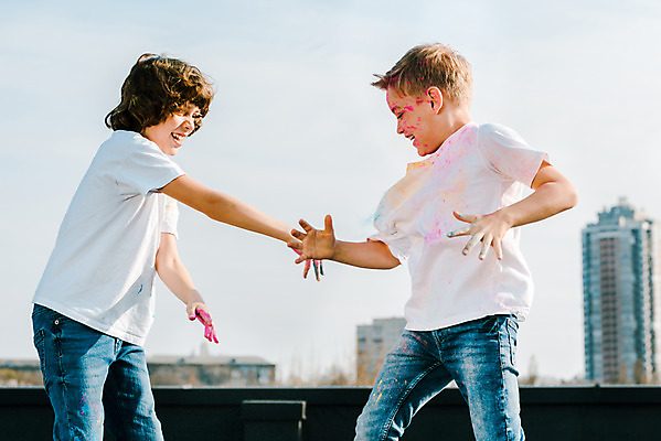 포토 JPG 주간 서양인 외국인 백인 어린이교육 교육 남자 어린이라이프 어린이 장난 미술 서기 소년 상반신 야외 두명 옆모습 10대 컬러풀 글로벌 가루 즐거움 미술교육 천진난만 소년만 국내포토 자연요소 라이프스타일 감정 뷰포인트 컬러 컨셉 모션 청소년 문화예술 사람 인종 남자만 어린이만 파일형식