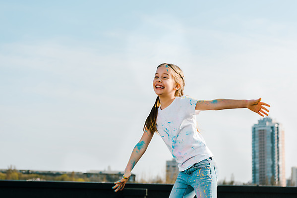 포토 JPG 주간 서양인 외국인 백인 여자 어린이교육 교육 어린이라이프 어린이 장난 팔벌리기 미술 한명 서기 미소 소녀 상반신 야외 옆모습 컬러풀 글로벌 가루 즐거움 미술교육 천진난만 소녀한명만 국내포토 자연요소 1 라이프스타일 감정 뷰포인트 컬러 컨셉 모션 문화예술 표정 사람 인종 여자한명만 소녀만 파일형식