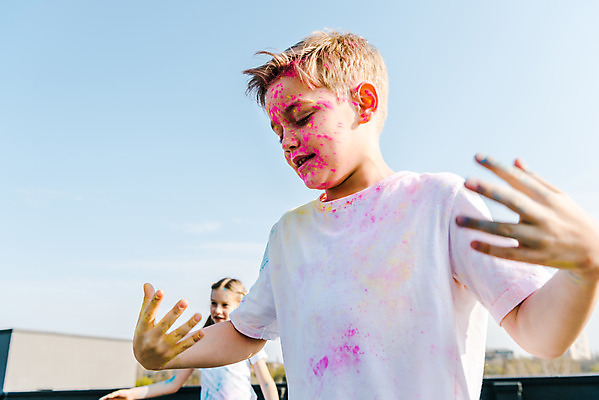 포토 JPG 주간 서양인 외국인 백인 여자 어린이교육 교육 남자 어린이라이프 어린이 장난 미술 서기 상반신 야외 두명 앞모습 컬러풀 글로벌 가루 즐거움 미술교육 천진난만 국내포토 자연요소 라이프스타일 감정 뷰포인트 컬러 컨셉 모션 문화예술 사람 인종 파일형식