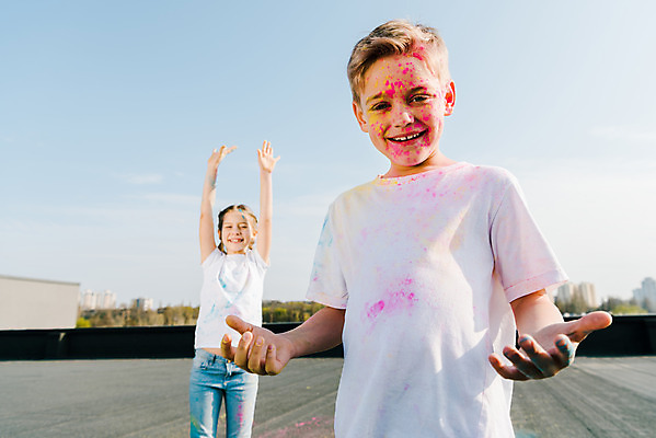 포토 JPG 주간 서양인 외국인 어린이교육 교육 어린이라이프 어린이 장난 미술 서기 미소 상반신 야외 두명 앞모습 컬러풀 글로벌 손들기 가루 즐거움 미술교육 천진난만 국내포토 자연요소 라이프스타일 감정 뷰포인트 컬러 컨셉 모션 문화예술 표정 사람 인종 파일형식