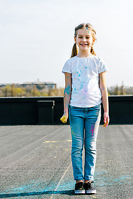 포토 JPG 주간 전신 서양인 외국인 백인 여자 어린이교육 교육 어린이라이프 어린이 장난 미술 한명 서기 미소 소녀 야외 앞모습 컬러풀 글로벌 가루 즐거움 미술교육 천진난만 소녀한명만 국내포토 자연요소 1 라이프스타일 감정 뷰포인트 컬러 컨셉 모션 문화예술 표정 사람 인종 여자한명만 소녀만 파일형식