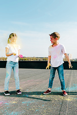 포토 JPG 주간 전신 서양인 외국인 백인 여자 어린이교육 교육 남자 어린이라이프 어린이 장난 미술 서기 소녀 소년 야외 두명 앞모습 컬러풀 글로벌 던지기 가루 즐거움 미술교육 천진난만 어린이만 더스트파티클 국내포토 자연요소 라이프스타일 감정 뷰포인트 컬러 컨셉 모션 문화예술 사람 인종 파일형식