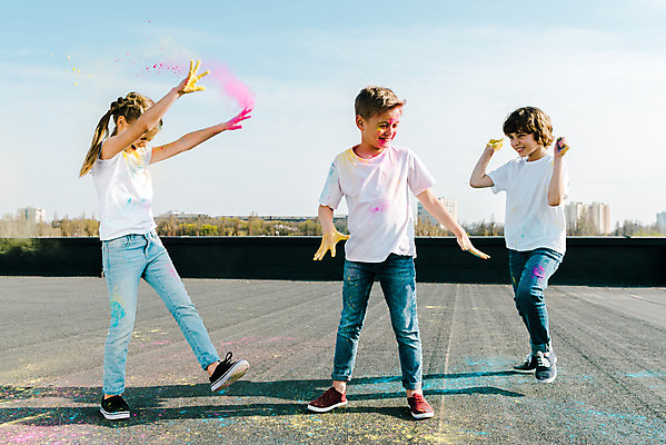 포토 JPG 주간 전신 서양인 외국인 여자 어린이교육 교육 남자 어린이라이프 어린이 장난 미술 서기 소녀 소년 야외 앞모습 옆모습 10대 세명 컬러풀 글로벌 가루 즐거움 미술교육 손뻗기 천진난만 어린이만 더스트파티클 국내포토 자연요소 라이프스타일 감정 뷰포인트 컬러 컨셉 모션 청소년 문화예술 사람 인종 파일형식