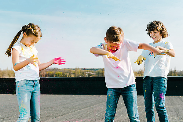 포토 JPG 주간 서양인 외국인 여자 어린이교육 교육 남자 어린이라이프 어린이 장난 미술 서기 소녀 소년 상반신 야외 앞모습 옆모습 10대 세명 컬러풀 글로벌 가루 즐거움 미술교육 천진난만 어린이만 국내포토 자연요소 라이프스타일 감정 뷰포인트 컬러 컨셉 모션 청소년 문화예술 사람 인종 파일형식