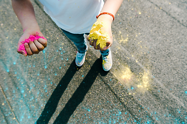 포토 JPG 주간 서양인 외국인 어린이교육 교육 남자 어린이라이프 어린이 장난 미술 한명 서기 들기 소년 야외 컬러풀 글로벌 하반신 가루 즐거움 미술교육 천진난만 소년한명만 더스트파티클 국내포토 자연요소 1 라이프스타일 감정 컬러 컨셉 모션 문화예술 사람 인종 남자한명만 소년만 파일형식