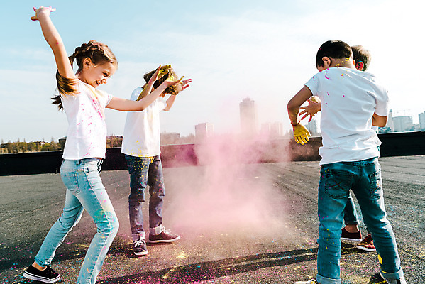 포토 JPG 주간 전신 서양인 외국인 백인 여자 어린이교육 교육 남자 어린이라이프 어린이 장난 미술 서기 동양인 소녀 소년 여러명 야외 옆모습 뒷모습 10대 컬러풀 글로벌 던지기 가루 즐거움 미술교육 천진난만 어린이만 더스트파티클 국내포토 자연요소 라이프스타일 감정 뷰포인트 컬러 다수 컨셉 모션 청소년 문화예술 사람 인종 파일형식
