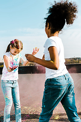 포토 JPG 주간 서양인 외국인 백인 여자 어린이교육 교육 어린이라이프 어린이 흑인 장난 미술 서기 소녀 상반신 야외 두명 앞모습 뒷모습 컬러풀 글로벌 가루 뿌리기 즐거움 미술교육 천진난만 소녀만 국내포토 자연요소 라이프스타일 감정 뷰포인트 컬러 컨셉 모션 문화예술 사람 인종 여자만 어린이만 파일형식