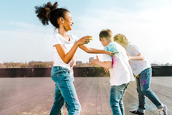 포토 JPG 주간 전신 서양인 외국인 백인 여자 어린이교육 교육 남자 어린이라이프 어린이 흑인 장난 미술 서기 소녀 소년 상반신 야외 옆모습 10대 세명 컬러풀 글로벌 가루 즐거움 미술교육 천진난만 어린이만 국내포토 자연요소 라이프스타일 감정 뷰포인트 컬러 컨셉 모션 청소년 문화예술 사람 인종 파일형식