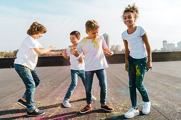 포토 JPG 주간 전신 서양인 외국인 백인 여자 어린이교육 교육 남자 어린이라이프 어린이 흑인 장난 미술 서기 동양인 소녀 소년 여러명 야외 앞모습 옆모습 10대 컬러풀 글로벌 가루 즐거움 미술교육 천진난만 어린이만 국내포토 자연요소 라이프스타일 감정 뷰포인트 컬러 다수 컨셉 모션 청소년 문화예술 사람 인종 파일형식