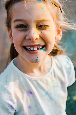 포토 JPG 주간 서양인 외국인 백인 여자 어린이교육 교육 어린이라이프 어린이 장난 윙크 미술 한명 서기 미소 소녀 상반신 야외 앞모습 컬러풀 글로벌 가루 즐거움 미술교육 천진난만 소녀한명만 국내포토 자연요소 1 라이프스타일 감정 뷰포인트 컬러 컨셉 모션 문화예술 표정 사람 인종 여자한명만 소녀만 파일형식