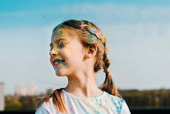 포토 JPG 주간 서양인 외국인 백인 응시 여자 어린이교육 교육 어린이라이프 어린이 장난 미술 한명 서기 미소 소녀 상반신 야외 앞모습 컬러풀 글로벌 가루 즐거움 미술교육 천진난만 소녀한명만 국내포토 자연요소 1 라이프스타일 시선 감정 뷰포인트 컬러 컨셉 모션 문화예술 표정 사람 인종 여자한명만 소녀만 파일형식