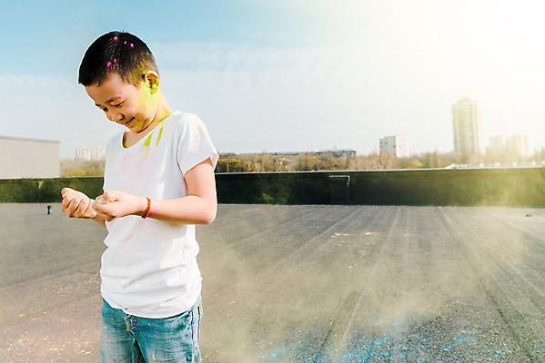 포토 JPG 주간 외국인 어린이교육 교육 남자 어린이라이프 어린이 장난 미술 한명 서기 미소 동양인 소년 상반신 야외 옆모습 컬러풀 글로벌 주먹 가루 즐거움 미술교육 천진난만 소년한명만 국내포토 자연요소 1 라이프스타일 감정 뷰포인트 컬러 컨셉 모션 문화예술 표정 사람 인종 남자한명만 소년만 파일형식