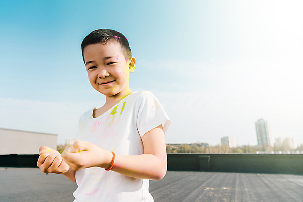 포토 JPG 주간 외국인 어린이교육 교육 남자 어린이라이프 어린이 장난 미술 한명 서기 미소 동양인 소년 상반신 야외 옆모습 컬러풀 글로벌 주먹 가루 즐거움 미술교육 천진난만 소년한명만 국내포토 자연요소 1 라이프스타일 감정 뷰포인트 컬러 컨셉 모션 문화예술 표정 사람 인종 남자한명만 소년만 파일형식