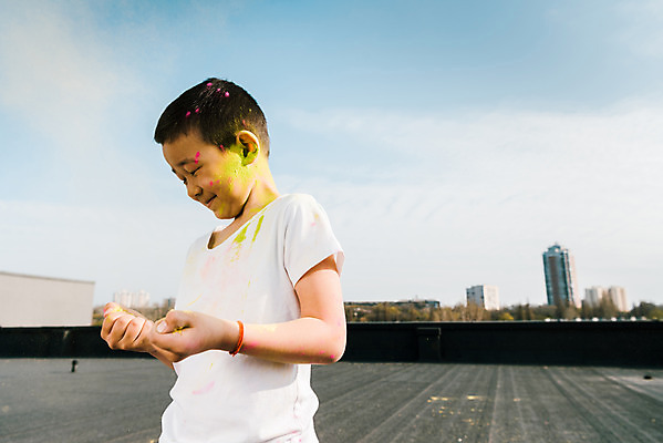 포토 JPG 주간 외국인 어린이교육 교육 남자 어린이라이프 어린이 장난 미술 한명 서기 미소 동양인 소년 상반신 야외 옆모습 컬러풀 글로벌 주먹 가루 즐거움 미술교육 천진난만 소년한명만 국내포토 자연요소 1 라이프스타일 감정 뷰포인트 컬러 컨셉 모션 문화예술 표정 사람 인종 남자한명만 소년만 파일형식