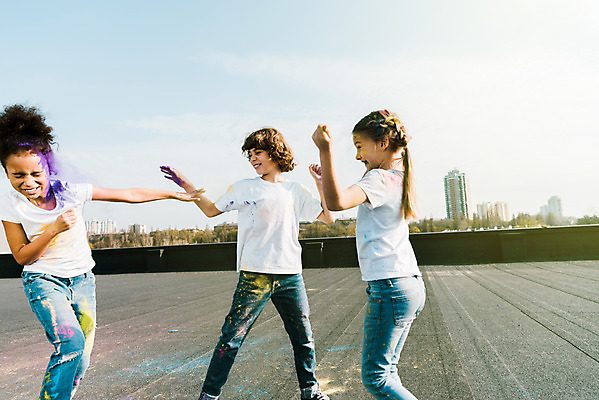 포토 JPG 주간 서양인 외국인 백인 여자 어린이교육 교육 남자 어린이라이프 어린이 흑인 장난 미술 서기 소녀 소년 상반신 야외 앞모습 옆모습 10대 세명 컬러풀 글로벌 던지기 가루 즐거움 미술교육 천진난만 어린이만 국내포토 자연요소 라이프스타일 감정 뷰포인트 컬러 컨셉 모션 청소년 문화예술 사람 인종 파일형식