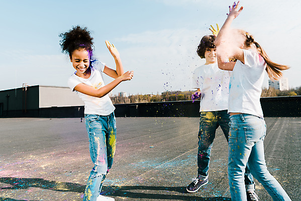 포토 JPG 주간 전신 서양인 외국인 백인 여자 어린이교육 교육 남자 어린이라이프 어린이 흑인 장난 미술 서기 소녀 소년 야외 앞모습 옆모습 10대 세명 컬러풀 글로벌 던지기 가루 즐거움 미술교육 천진난만 어린이만 국내포토 자연요소 라이프스타일 감정 뷰포인트 컬러 컨셉 모션 청소년 문화예술 사람 인종 파일형식