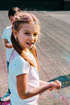 포토 JPG 주간 전신 서양인 외국인 여자 어린이교육 교육 남자 어린이라이프 어린이 장난 미술 서기 동양인 소녀 소년 상반신 야외 두명 앞모습 옆모습 컬러풀 글로벌 가루 즐거움 미술교육 천진난만 어린이만 국내포토 자연요소 라이프스타일 감정 뷰포인트 컬러 컨셉 모션 문화예술 사람 인종 파일형식
