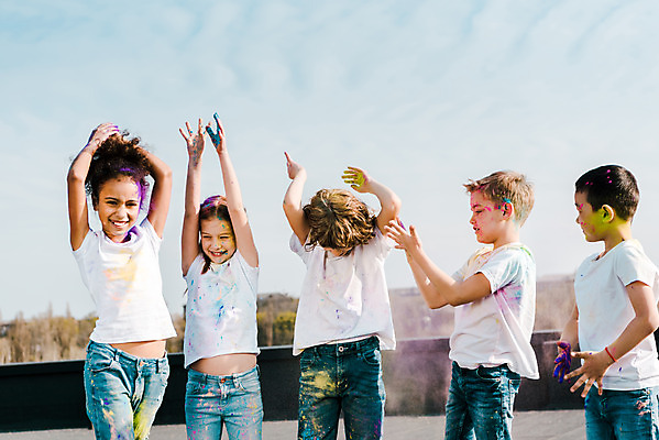 포토 JPG 주간 서양인 외국인 백인 여자 어린이교육 교육 남자 어린이라이프 어린이 흑인 장난 미술 서기 동양인 소녀 소년 여러명 상반신 야외 앞모습 옆모습 10대 컬러풀 글로벌 만세 가루 즐거움 미술교육 천진난만 어린이만 국내포토 자연요소 라이프스타일 감정 뷰포인트 컬러 다수 컨셉 모션 청소년 문화예술 사람 인종 파일형식