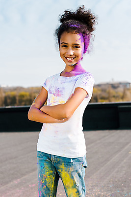 포토 JPG 주간 서양인 외국인 여자 어린이교육 교육 어린이라이프 어린이 흑인 장난 미술 한명 서기 미소 소녀 상반신 야외 앞모습 10대 컬러풀 글로벌 팔짱 가루 즐거움 미술교육 천진난만 십대여자한명만 국내포토 자연요소 1 라이프스타일 감정 뷰포인트 컬러 컨셉 모션 청소년 문화예술 표정 사람 인종 여자한명만 십대여자만 파일형식