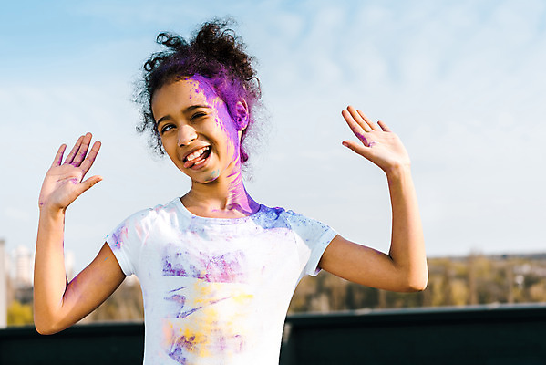 포토 JPG 주간 서양인 외국인 여자 어린이교육 교육 어린이라이프 어린이 흑인 장난 미술 한명 서기 소녀 상반신 야외 앞모습 10대 컬러풀 글로벌 손들기 가루 즐거움 미술교육 천진난만 십대여자한명만 국내포토 자연요소 1 라이프스타일 감정 뷰포인트 컬러 컨셉 모션 청소년 문화예술 사람 인종 여자한명만 십대여자만 파일형식