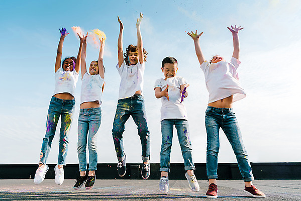 포토 JPG 주간 전신 서양인 외국인 백인 여자 어린이교육 교육 남자 어린이라이프 어린이 로우앵글 흑인 장난 하늘 미술 서기 동양인 소녀 소년 여러명 야외 앞모습 10대 컬러풀 글로벌 점프 가루 뿌리기 즐거움 미술교육 천진난만 어린이만 더스트파티클 국내포토 자연요소 라이프스타일 감정 뷰포인트 컬러 다수 컨셉 모션 청소년 문화예술 사람 인종 파일형식