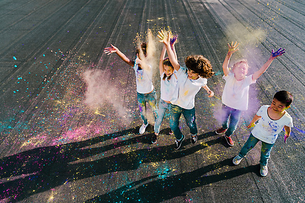 포토 JPG 주간 전신 서양인 외국인 백인 여자 어린이교육 교육 남자 어린이라이프 어린이 흑인 장난 미술 서기 동양인 소녀 소년 여러명 야외 앞모습 10대 하이앵글 컬러풀 글로벌 손들기 가루 뿌리기 즐거움 미술교육 천진난만 어린이만 더스트파티클 국내포토 자연요소 라이프스타일 감정 뷰포인트 컬러 다수 컨셉 모션 청소년 문화예술 사람 인종 파일형식