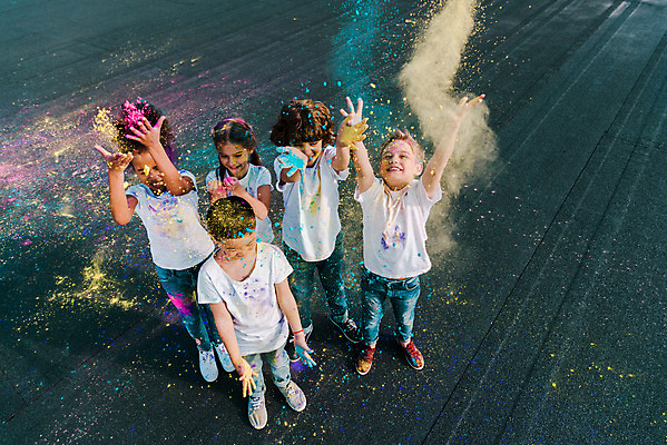 포토 JPG 주간 전신 서양인 외국인 백인 여자 어린이교육 교육 남자 어린이라이프 어린이 흑인 장난 미술 서기 동양인 소녀 소년 여러명 야외 앞모습 10대 하이앵글 컬러풀 글로벌 가루 뿌리기 즐거움 미술교육 천진난만 어린이만 더스트파티클 국내포토 자연요소 라이프스타일 감정 뷰포인트 컬러 다수 컨셉 모션 청소년 문화예술 사람 인종 파일형식
