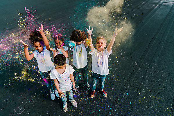 포토 JPG 주간 전신 서양인 외국인 백인 여자 어린이교육 교육 남자 어린이라이프 어린이 흑인 장난 미술 서기 동양인 소녀 소년 여러명 야외 앞모습 10대 하이앵글 컬러풀 글로벌 가루 뿌리기 즐거움 미술교육 천진난만 어린이만 더스트파티클 국내포토 자연요소 라이프스타일 감정 뷰포인트 컬러 다수 컨셉 모션 청소년 문화예술 사람 인종 파일형식