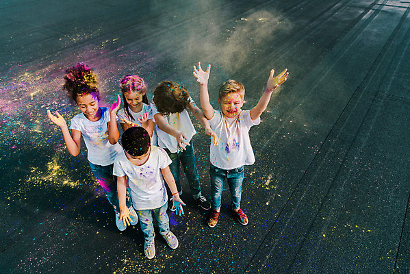 포토 JPG 주간 전신 서양인 외국인 백인 여자 어린이교육 교육 남자 어린이라이프 어린이 흑인 장난 미술 서기 동양인 소녀 소년 여러명 야외 앞모습 10대 하이앵글 컬러풀 글로벌 손들기 가루 뿌리기 즐거움 미술교육 천진난만 어린이만 더스트파티클 국내포토 자연요소 라이프스타일 감정 뷰포인트 컬러 다수 컨셉 모션 청소년 문화예술 사람 인종 파일형식