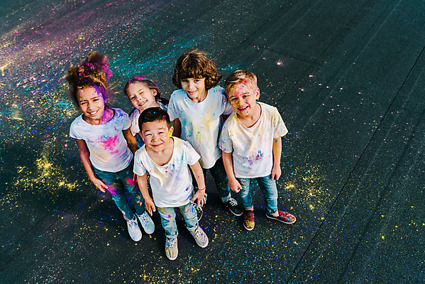 포토 JPG 주간 전신 서양인 외국인 백인 여자 어린이교육 교육 남자 어린이라이프 어린이 흑인 장난 미술 서기 동양인 소녀 소년 여러명 야외 앞모습 10대 하이앵글 컬러풀 글로벌 올려보기 가루 즐거움 미술교육 천진난만 어린이만 더스트파티클 국내포토 자연요소 라이프스타일 감정 뷰포인트 컬러 다수 컨셉 모션 청소년 문화예술 사람 인종 파일형식