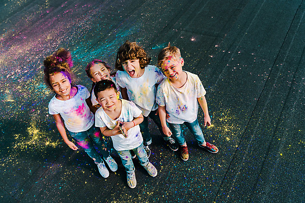 포토 JPG 주간 전신 서양인 외국인 백인 여자 어린이교육 교육 남자 어린이라이프 어린이 흑인 장난 미술 서기 미소 동양인 소녀 소년 여러명 야외 앞모습 10대 하이앵글 컬러풀 글로벌 올려보기 가루 즐거움 미술교육 천진난만 어린이만 더스트파티클 국내포토 자연요소 라이프스타일 감정 뷰포인트 컬러 다수 컨셉 모션 청소년 문화예술 표정 사람 인종 파일형식