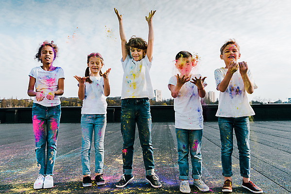 포토 JPG 주간 전신 서양인 외국인 백인 여자 어린이교육 교육 남자 어린이라이프 어린이 흑인 장난 미술 서기 동양인 소녀 소년 여러명 야외 앞모습 10대 컬러풀 글로벌 가루 뿌리기 즐거움 미술교육 천진난만 어린이만 더스트파티클 국내포토 자연요소 라이프스타일 감정 뷰포인트 컬러 다수 컨셉 모션 청소년 문화예술 사람 인종 파일형식