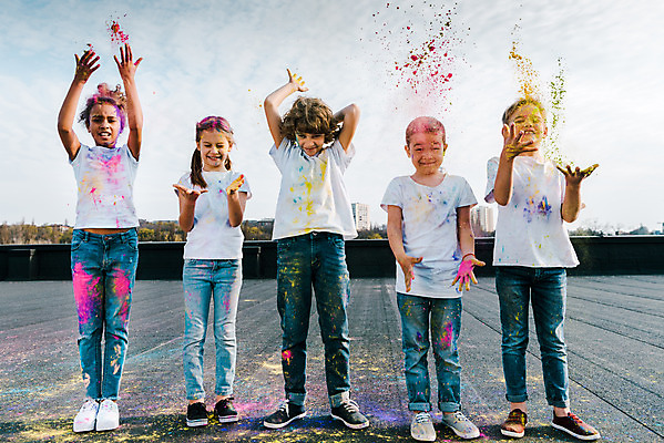 포토 JPG 주간 전신 서양인 외국인 백인 여자 어린이교육 교육 남자 어린이라이프 어린이 흑인 장난 미술 서기 동양인 소녀 소년 여러명 야외 앞모습 10대 컬러풀 글로벌 가루 뿌리기 즐거움 미술교육 천진난만 어린이만 더스트파티클 국내포토 자연요소 라이프스타일 감정 뷰포인트 컬러 다수 컨셉 모션 청소년 문화예술 사람 인종 파일형식