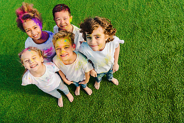 포토 JPG 주간 전신 서양인 외국인 백인 여자 어린이교육 교육 남자 어린이라이프 어린이 흑인 장난 미술 서기 미소 동양인 소녀 소년 잔디 여러명 야외 앞모습 10대 하이앵글 컬러풀 글로벌 올려보기 즐거움 미술교육 천진난만 어린이만 국내포토 자연요소 식물 라이프스타일 감정 뷰포인트 컬러 다수 컨셉 모션 청소년 문화예술 표정 사람 인종 파일형식