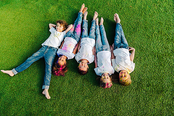 포토 JPG 주간 전신 서양인 외국인 백인 여자 어린이교육 교육 남자 어린이라이프 어린이 흑인 장난 미술 동양인 소녀 소년 잔디 여러명 야외 앞모습 10대 하이앵글 컬러풀 글로벌 눕기 즐거움 미술교육 천진난만 어린이만 국내포토 자연요소 식물 라이프스타일 감정 뷰포인트 컬러 다수 컨셉 모션 청소년 문화예술 사람 인종 파일형식